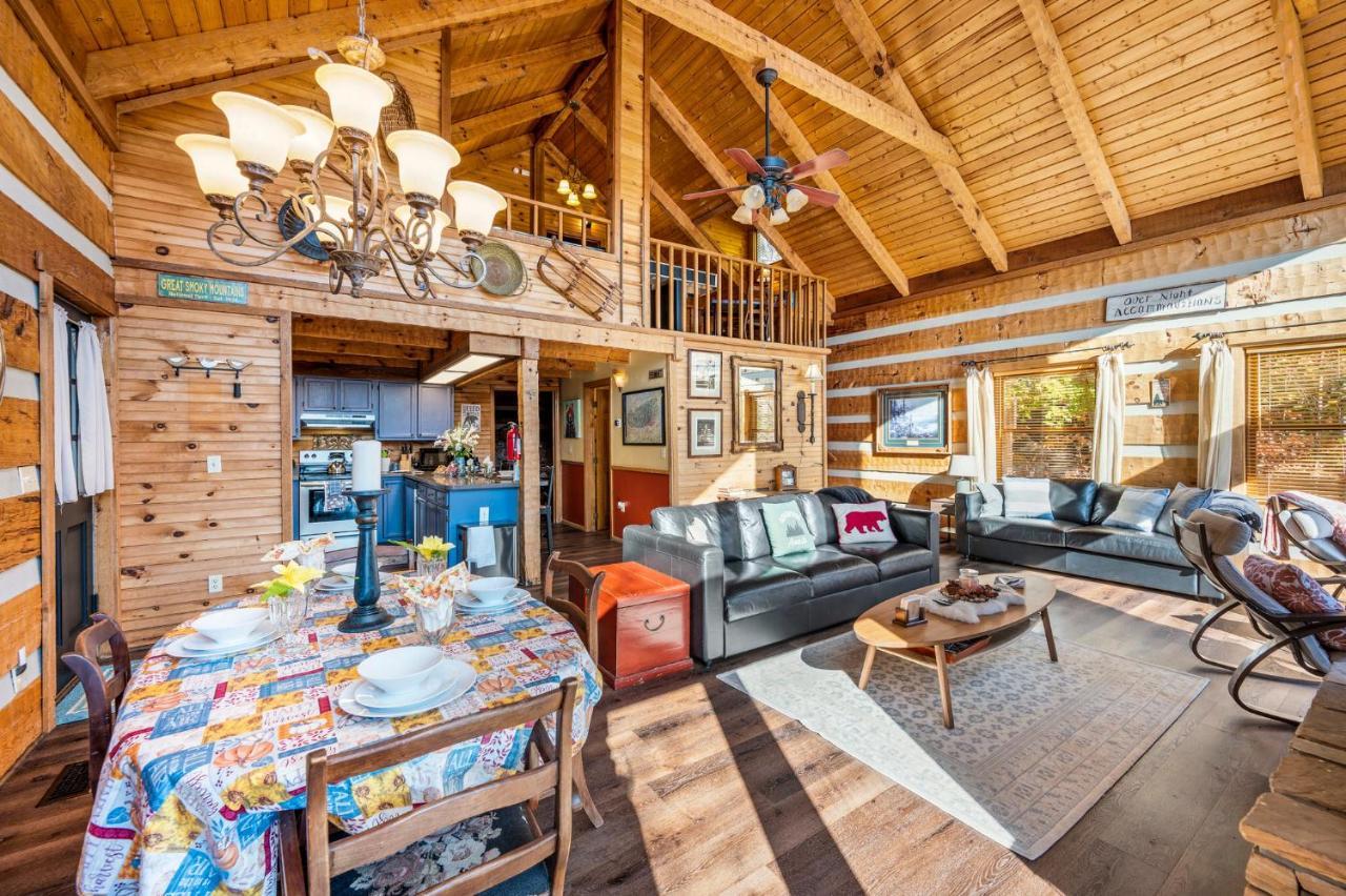 Barenberg Cabin - Secluded Unobstructed Panoramic Smoky Mountains View With Two Master Suites, Loft Game Room, And Hot Tub Gatlinburg Bagian luar foto