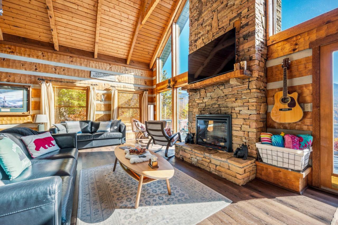 Barenberg Cabin - Secluded Unobstructed Panoramic Smoky Mountains View With Two Master Suites, Loft Game Room, And Hot Tub Gatlinburg Bagian luar foto