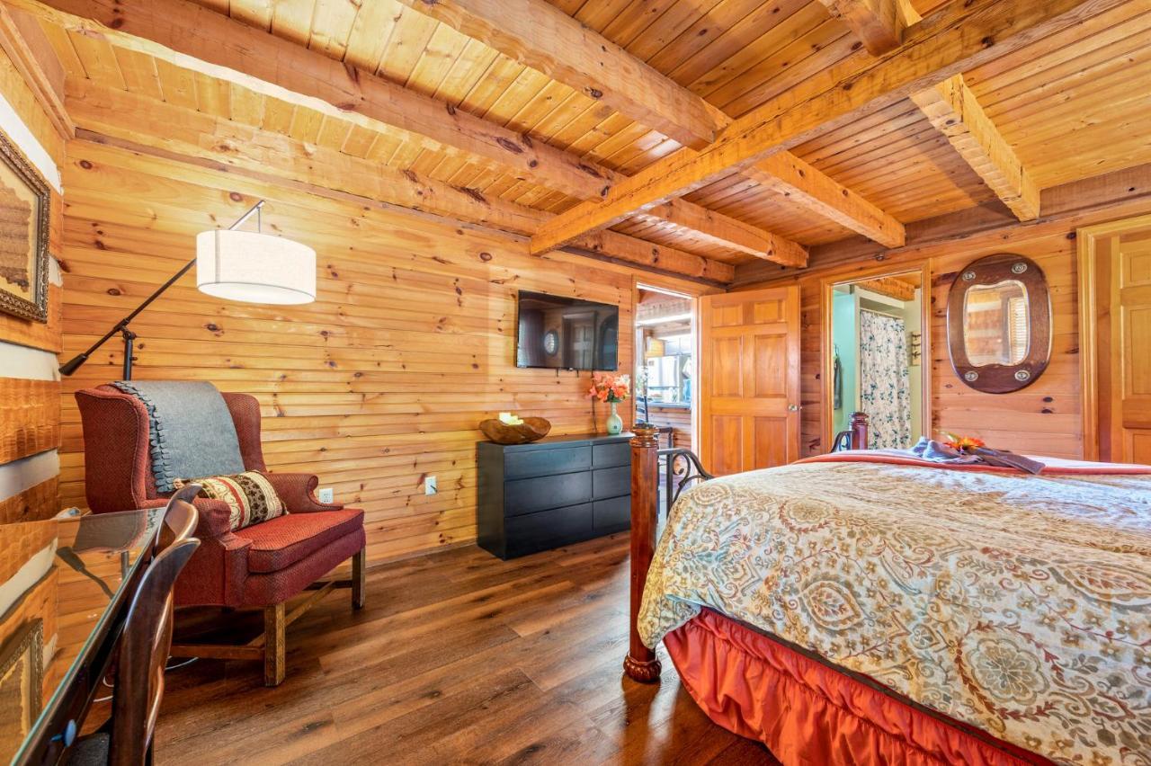 Barenberg Cabin - Secluded Unobstructed Panoramic Smoky Mountains View With Two Master Suites, Loft Game Room, And Hot Tub Gatlinburg Bagian luar foto